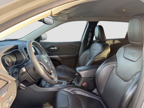 Used 2022 Jeep Cherokee Latitude Lux w/ Mopar Interior Package image 6