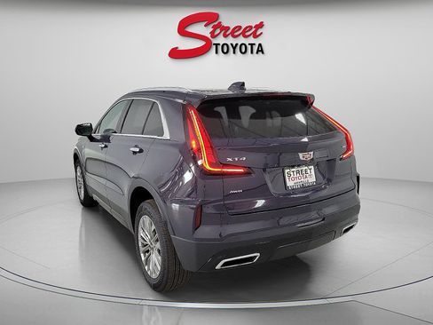 Used 2024 Cadillac XT4 Premium Luxury image 2