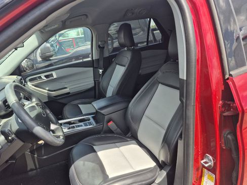 Used 2022 Ford Explorer XLT w/ Equipment Group 202A RWD image 2