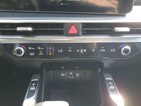 Certified 2024 Kia Sorento S w/ Panoramic Sunroof Package image 35