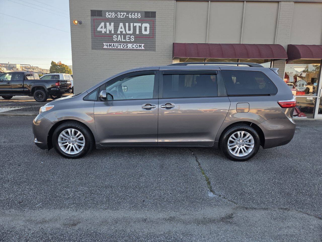 Used 2015 Toyota Sienna XLE FWD image 1