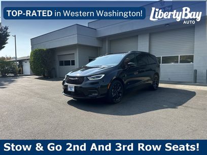 Used 2021 Chrysler Pacifica Limited w/ Uconnect Theater Family Group