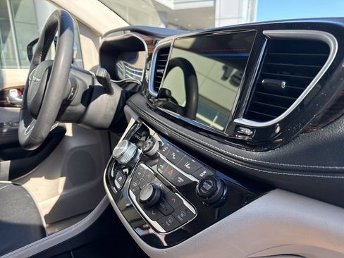 Used 2023 Chrysler Pacifica Limited FWD image 30