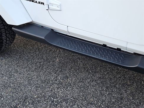 Used 2017 Jeep Wrangler Sahara w/ Connectivity Group image 18