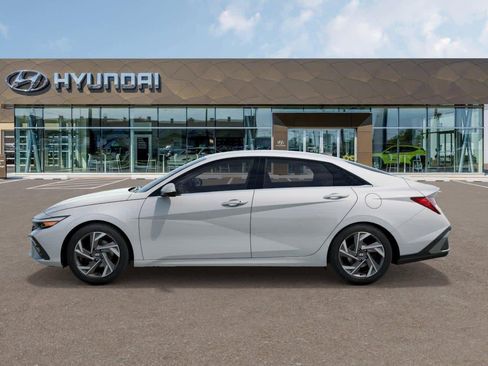 Used 2025 Hyundai Elantra Limited FWD image 3