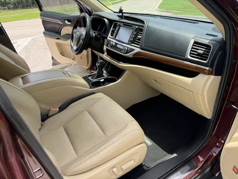 Used 2019 Toyota Highlander Limited Platinum FWD image 15