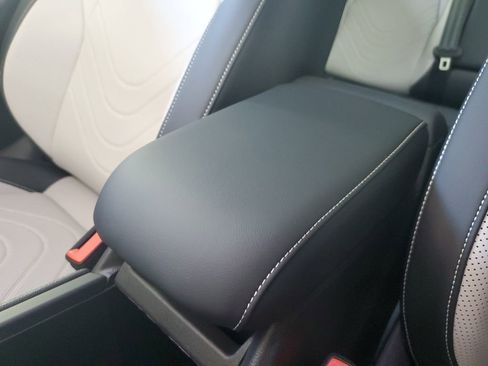 New 2025 Volkswagen Tiguan SE image 21