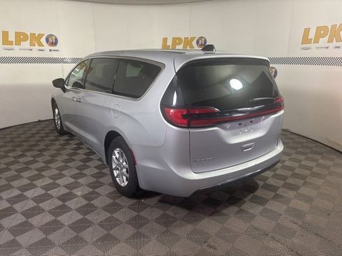 Used 2024 Chrysler Pacifica Touring-L image 9