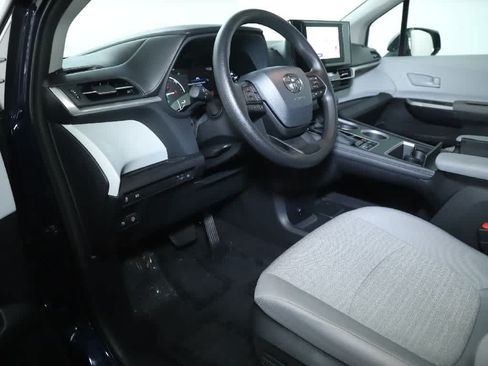 Used 2026 Toyota Sienna LE AWD/4WD image 17