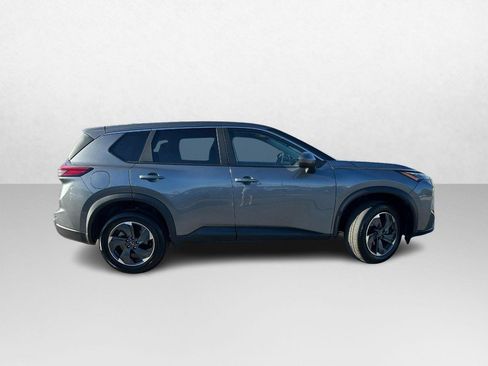 Used 2025 Nissan Rogue SV image 2
