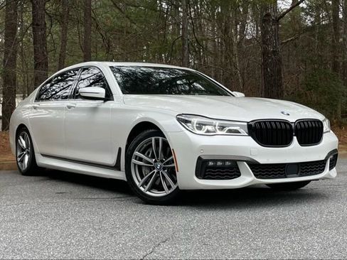 Used 2019 BMW 750i xDrive w/ M Sport Package image 11