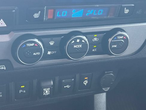 Used 2020 Toyota Tacoma TRD Off-Road w/ Technology Package AWD/4WD image 16