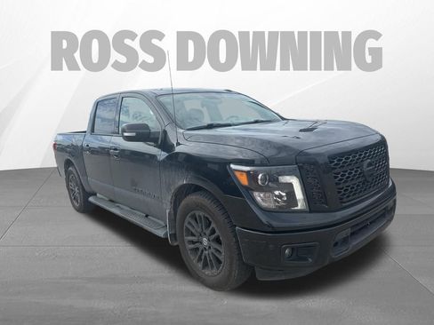 Used 2019 Nissan Titan SV w/ SV Convenience Package image 3