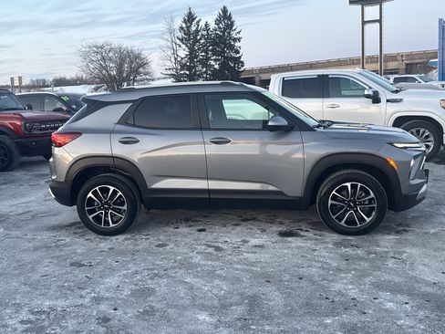 Used 2024 Chevrolet TrailBlazer LT image 2