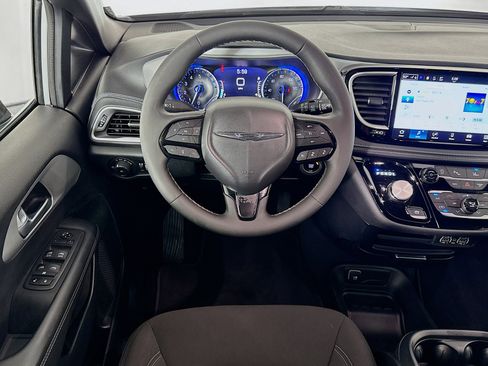 Used 2024 Chrysler Pacifica Touring FWD image 16