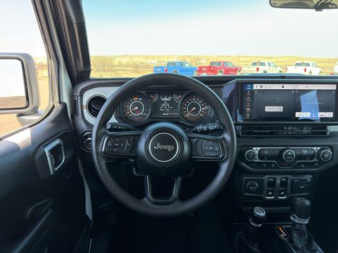 Used 2025 Jeep Wrangler Sport AWD/4WD image 5