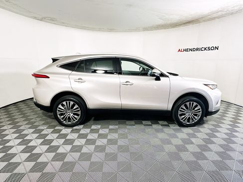 Used 2023 Toyota Venza LE image 2