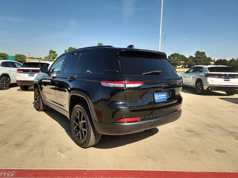 Used 2025 Jeep Grand Cherokee Altitude AWD/4WD image 4