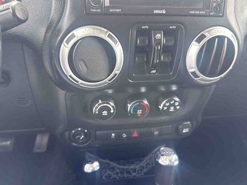 Used 2012 Jeep Wrangler Unlimited Rubicon AWD/4WD image 19