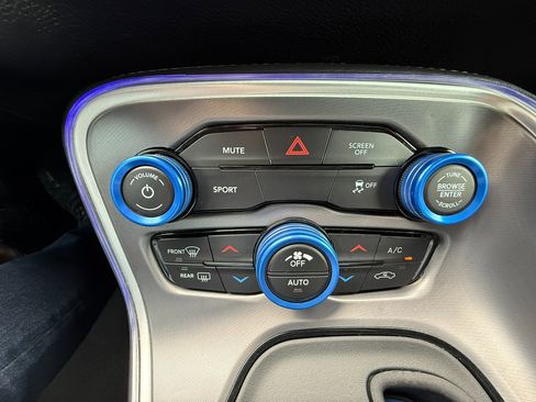 Used 2019 Dodge Challenger SXT image 18