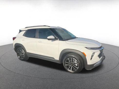 Used 2025 Chevrolet TrailBlazer LT image 2