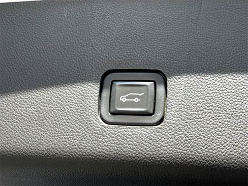 Used 2021 Chevrolet Traverse LT image 10