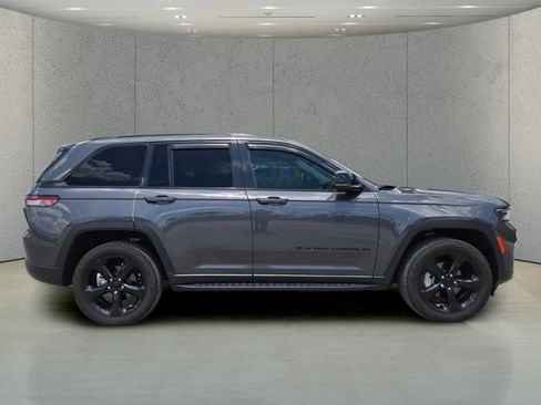 Used 2024 Jeep Grand Cherokee Limited w/ Black Appearance Package AWD/4WD image 3
