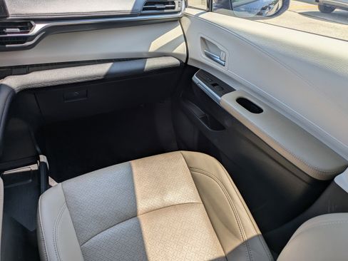 Used 2023 Toyota Sienna Limited image 21