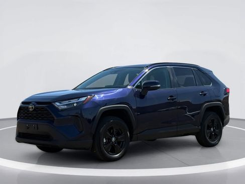 Used 2025 Toyota RAV4 XLE AWD/4WD image 2
