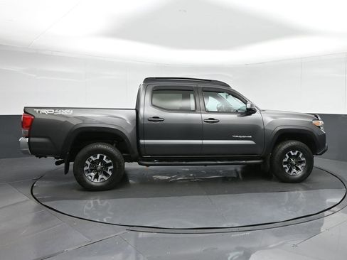 Used 2017 Toyota Tacoma TRD Off-Road image 8