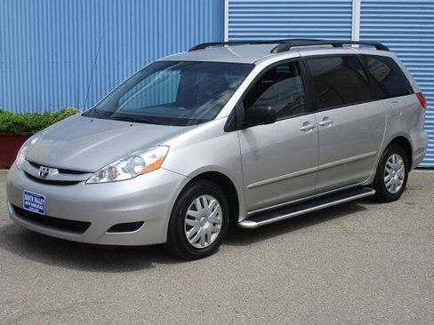 Used 2010 Toyota Sienna LE FWD image 2