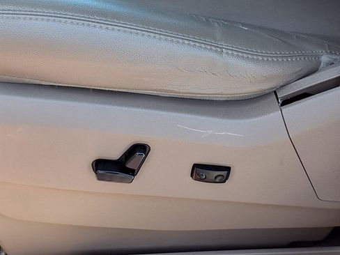 Used 2016 Chrysler Town & Country Touring w/ Driver Convenience Group FWD image 4