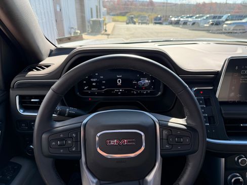 Used 2023 GMC Yukon SLT w/ SLT Premium Package image 7