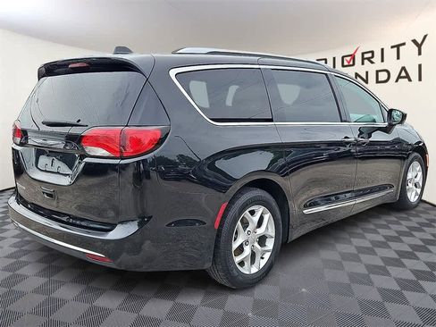 Used 2019 Chrysler Pacifica Touring-L Plus w/ Advanced Safetytec Group image 4