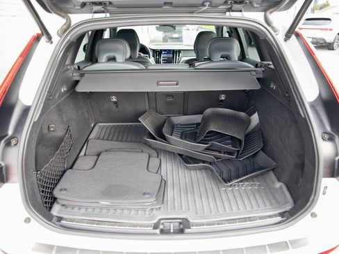 Used 2022 Volvo XC60 B5 R-Design w/ Advanced Package image 18