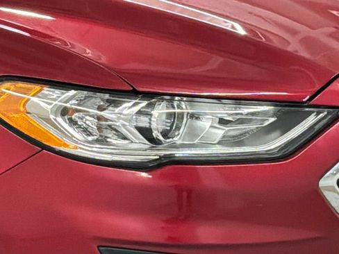 Used 2020 Ford Fusion SE FWD image 29