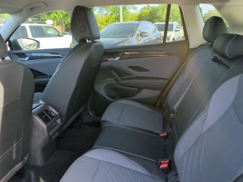 Certified 2025 Volkswagen Tiguan SE image 7