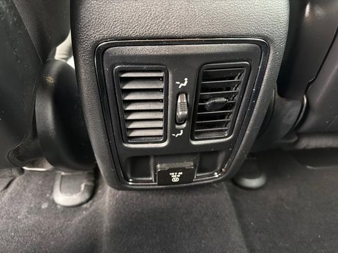 Used 2019 Jeep Grand Cherokee Laredo image 19