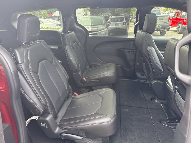New 2025 Chrysler Pacifica Select AWD/4WD image 10
