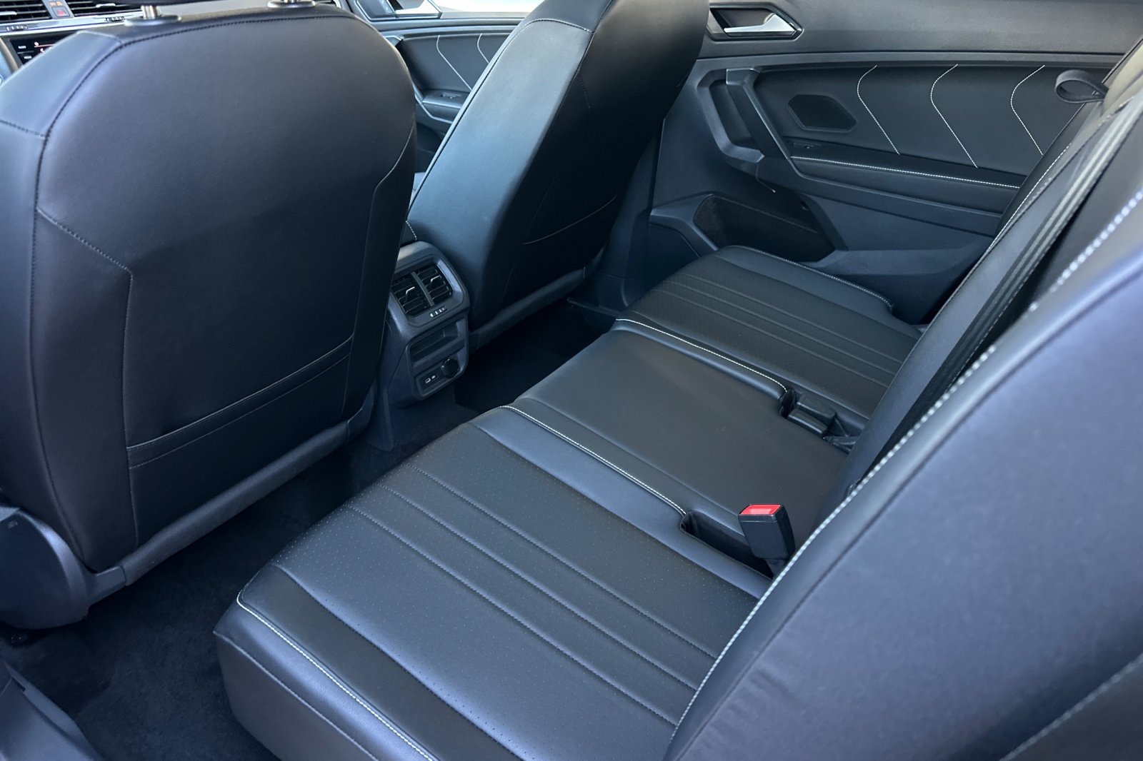 Used 2023 Volkswagen Tiguan SE w/ Panoramic Sunroof Package FWD image 12
