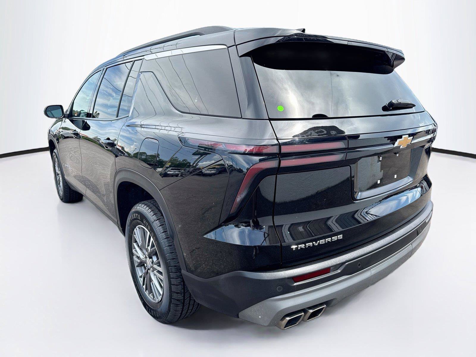 Used 2025 Chevrolet Traverse LT FWD image 3