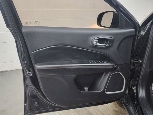 Used 2019 Jeep Compass Latitude image 9