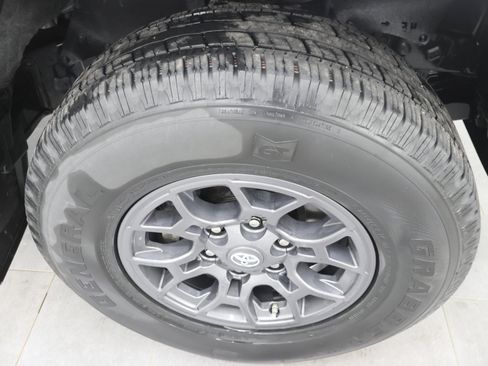 Used 2018 Toyota Tacoma SR5 AWD/4WD image 3