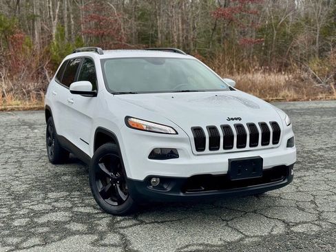 Used 2018 Jeep Cherokee Latitude w/ Altitude Package AWD/4WD image 1