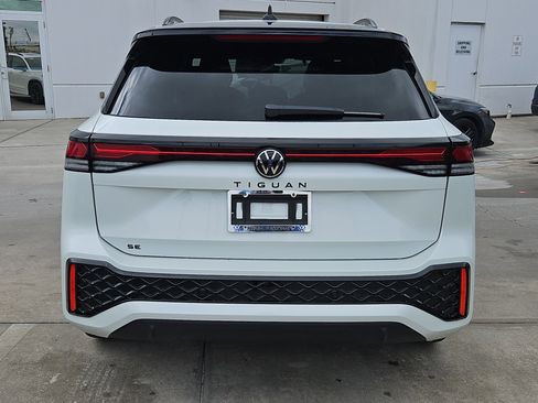 New 2026 Volkswagen Tiguan SE R-Line image 3