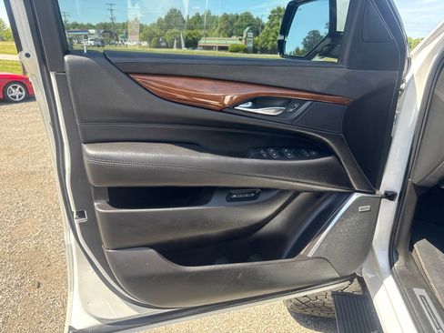 Used 2017 Cadillac Escalade Luxury AWD/4WD image 28