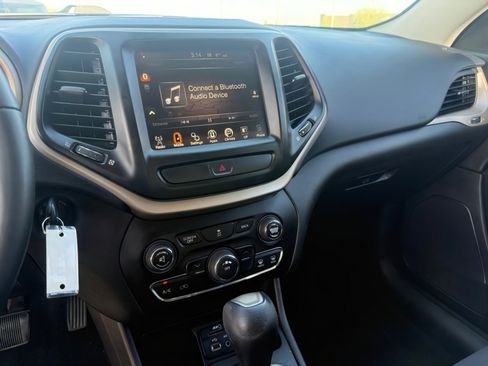 Used 2017 Jeep Cherokee Latitude image 20