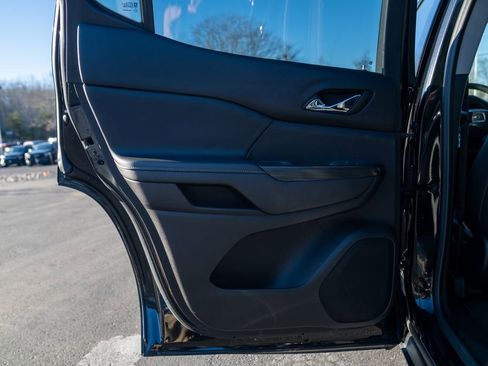 Used 2023 GMC Acadia SLT w/ Elevation Edition image 19