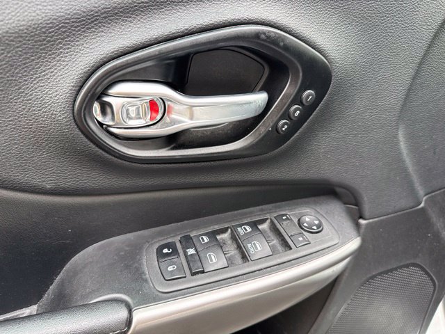 Used 2022 Jeep Cherokee Limited AWD/4WD image 16