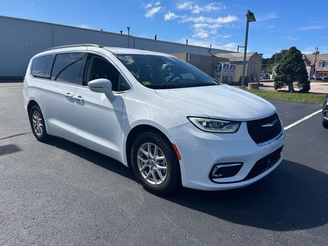 Used 2022 Chrysler Pacifica Touring-L FWD image 3